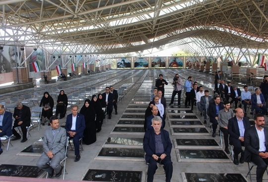 غبار روبی و گلباران مزار مطهر شهدا به مناسبت هفته دولت در تبریز